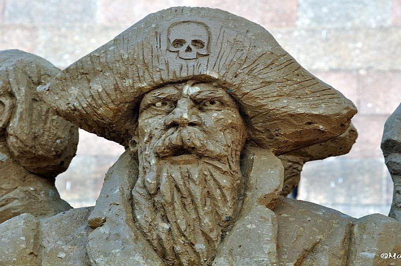 Пират с черепом на шляпе на Sand Festival в России